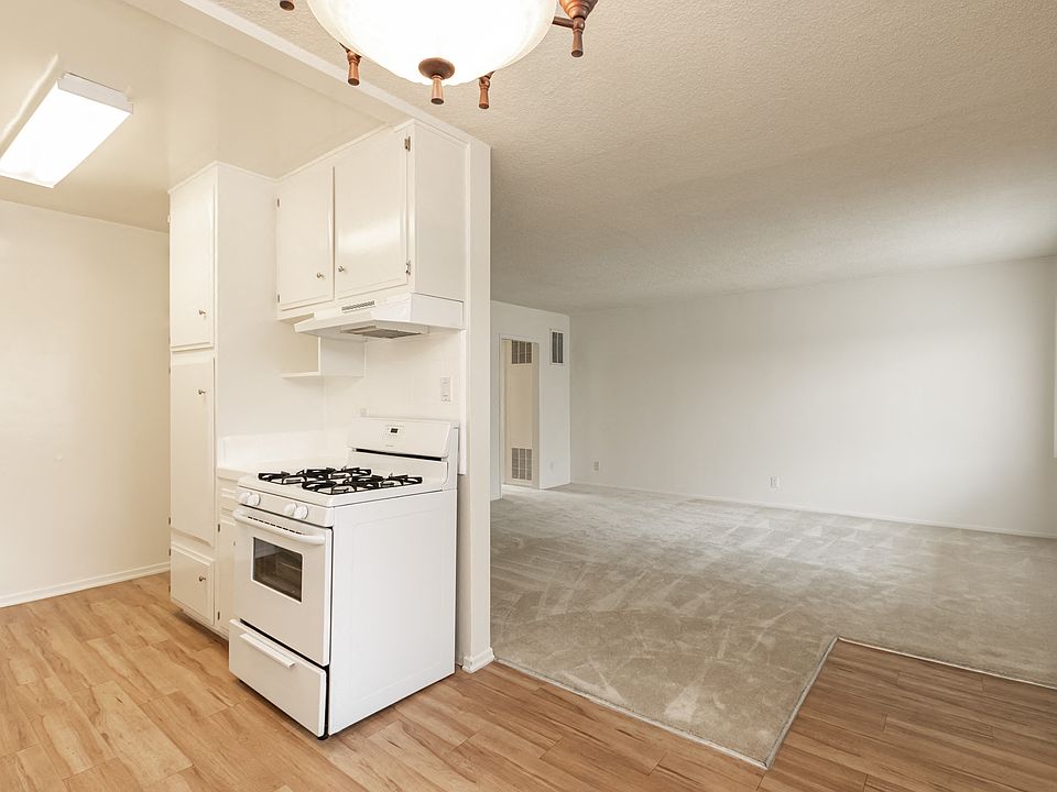 1st image of 1419 N Poinsettia Pl #105