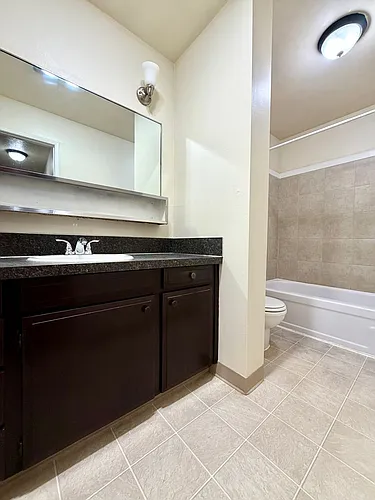 Montavilla 1 Bedroom Main Floor Apartment W/ A/C And Off Street Parking~ Pets Welcome! 95 Walkscore! Photo 1