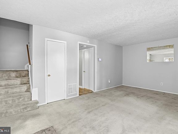 3rd image of 528 Burlington Ct