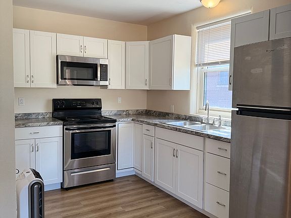 4th image of 823 Broadway St APT 1