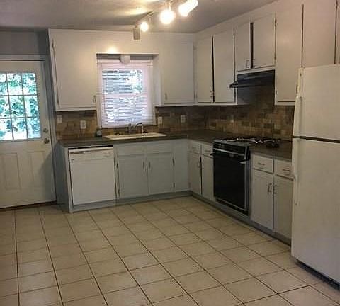 #177 Large eat-in kitchen
