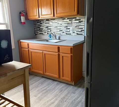 3rd image of 27 Millstone Rd #B