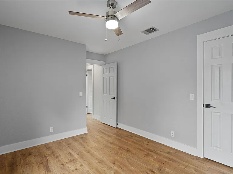 1203 Thackeray Ln — Photo 32
