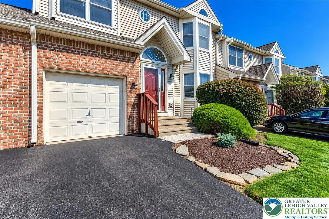 4 bed, 2.5 bath, 2558 sqft, $2,600 — Photo 2