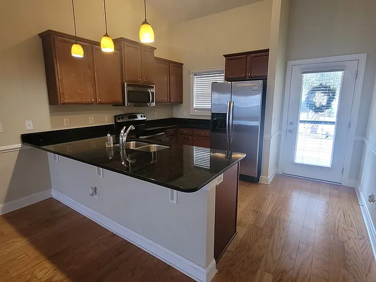 1131 Shellbank Ln — Photo 3