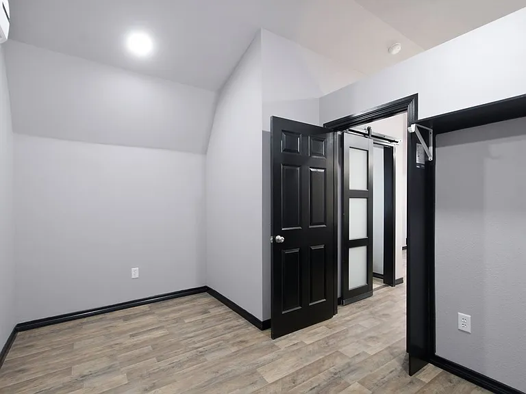 210 N Jackson St #B — Photo 13
