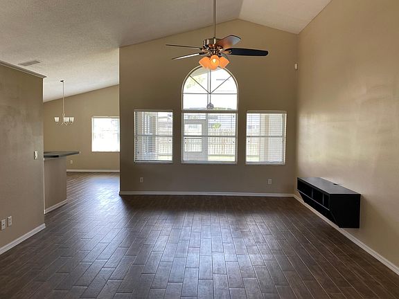 4th image of 829 Magnolia Creek Cir