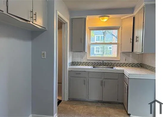 3 bed, 1060 sqft, $1,300 — Photo 4