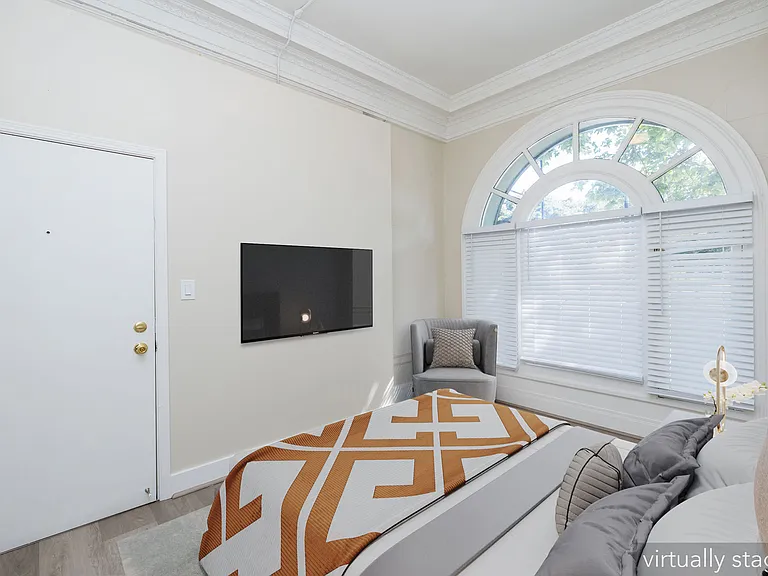 240 Grand — Photo 4
