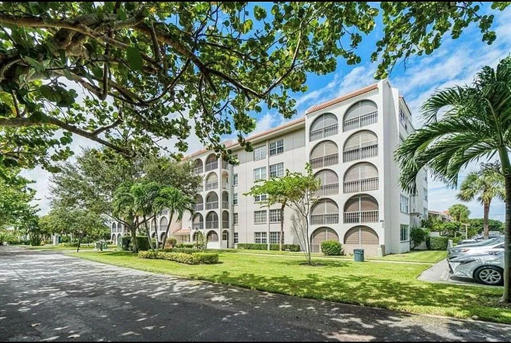 2 bed, 2.0 bath, 1080 sqft, $2,200 — Photo 1