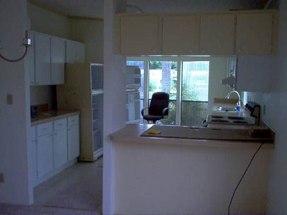 kitchen w/counterbar