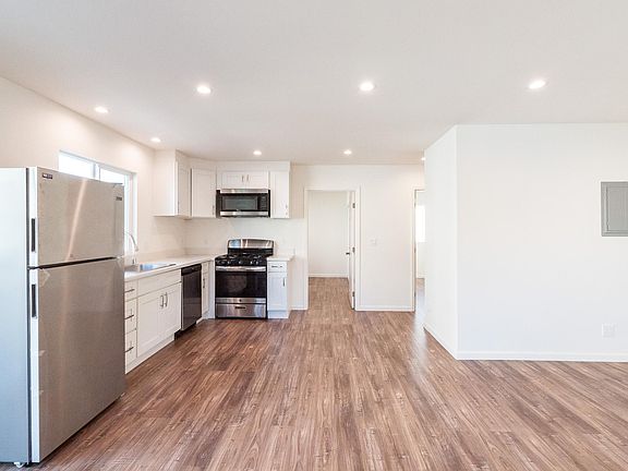 3rd image of 1538 N Mariposa Ave