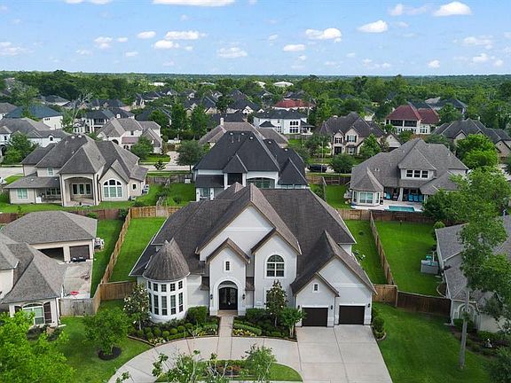 2nd image of 18 Lake Como Drive