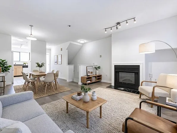 3683 Wellington Ave #202, Vancouver, BC V5R 4Z5