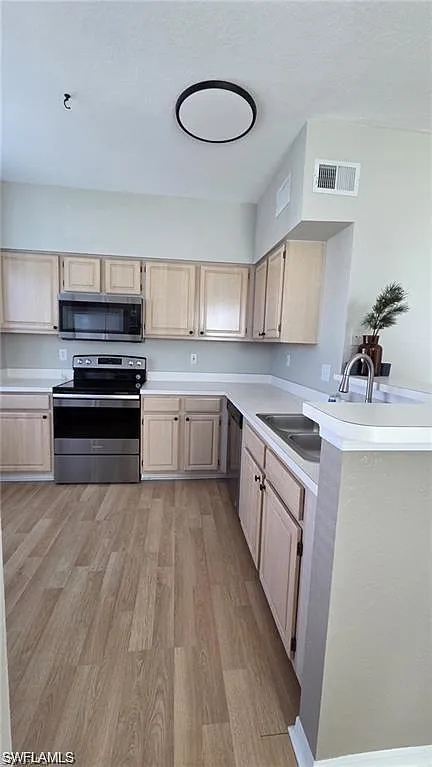2 bed, 2.0 bath, 1239 sqft, $1,900 — Photo 4