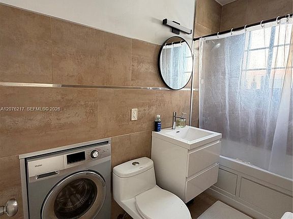 5th image of 526 15th St APT 12