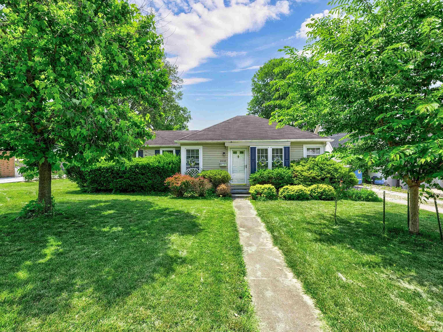 2609 E Chandler Ave photo 1