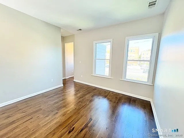 3 bed, 1.0 bath, 906 sqft, $2,075 — Photo 2