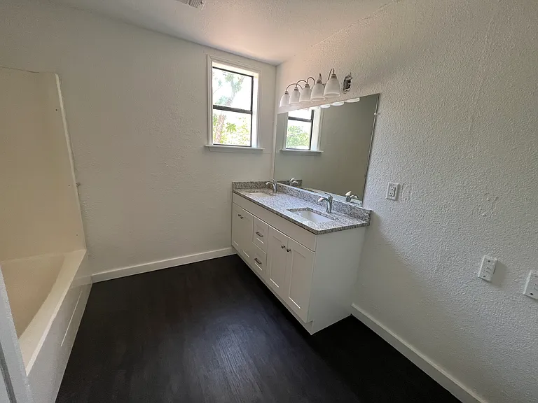 361 College Dr — Photo 7