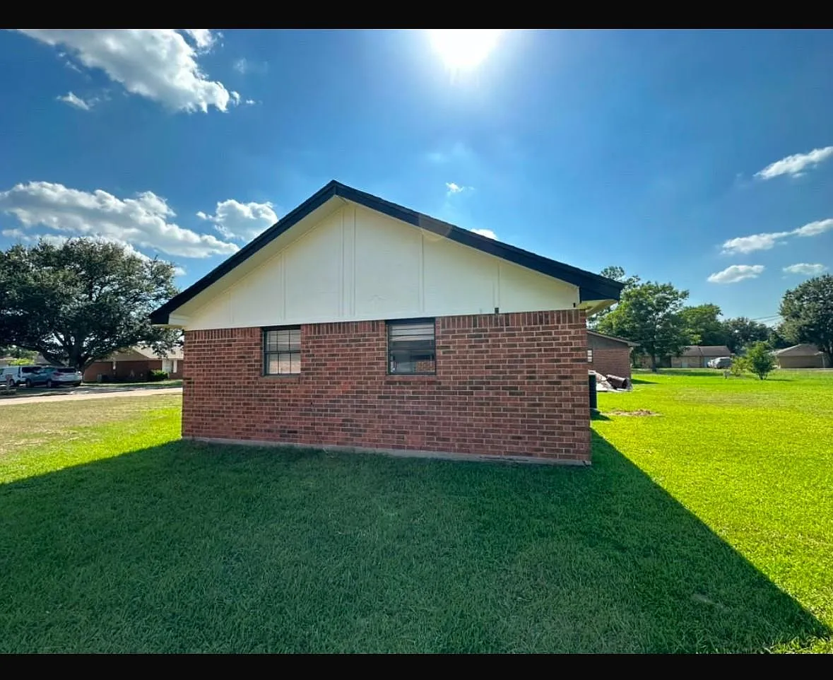 4 bed, 2.0 bath, 1219 sqft, $1,650 — Photo 4