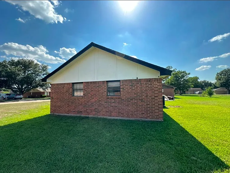 732 Meadow Ln — Photo 4