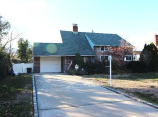 72 W Cabot Ln, Westbury, NY 11590