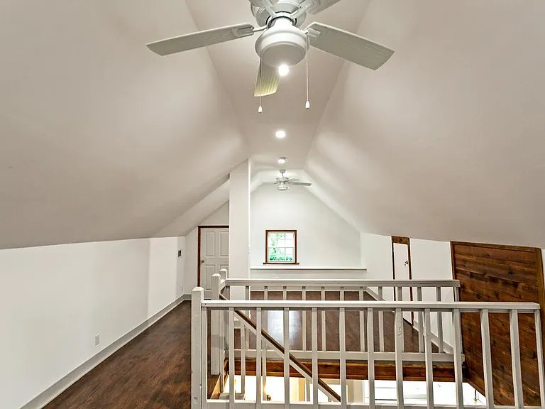 2310 Gladstone Dr — Photo 20