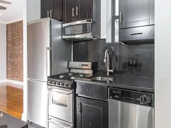 2nd image of 329 W 14th St #D4