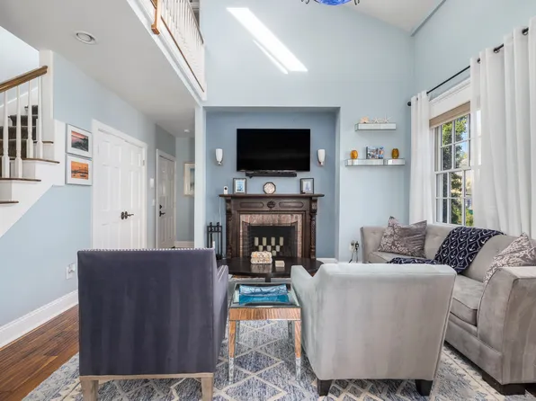 75 Pelham St APT C, Newport, RI 02840