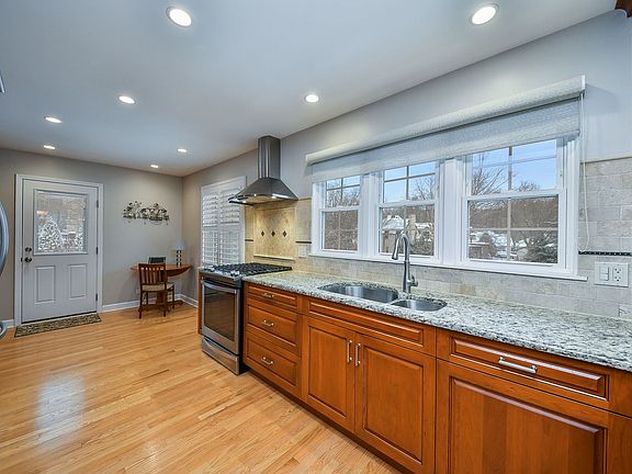 3rd image of 522 Deerpath Rd