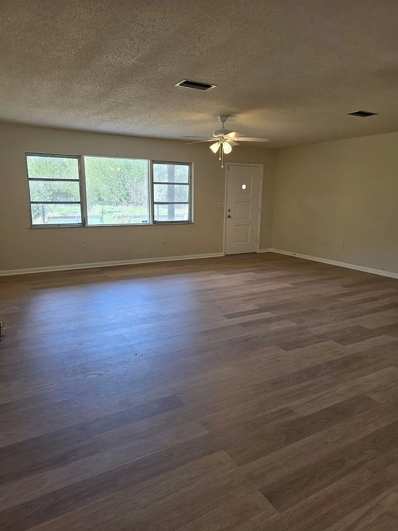 *Ask about move in Special* 3BR/2BA Home with 2-Car Carport & RV/Boat Parking — Photo 2