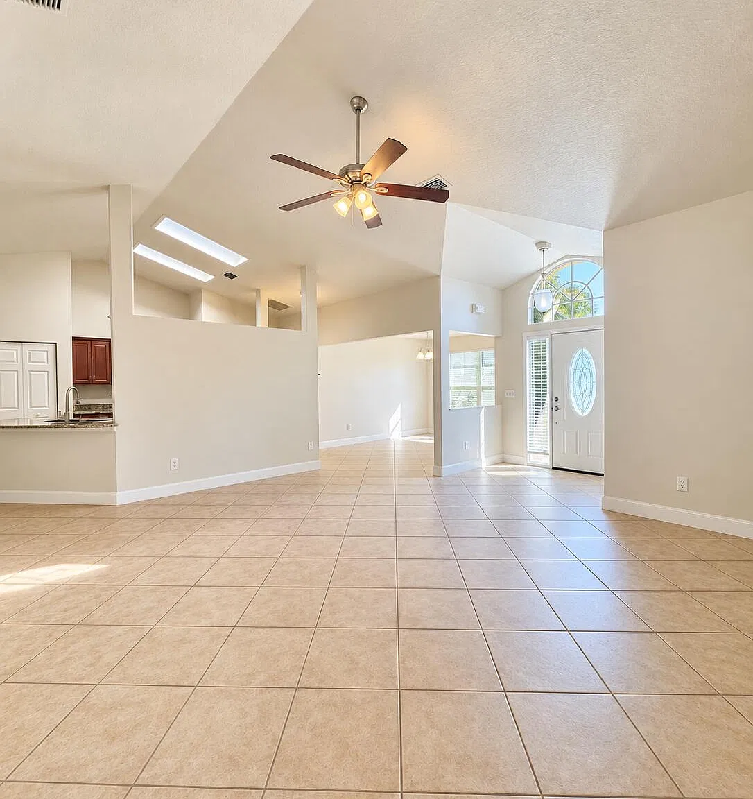 3 bed, 2.0 bath, 1837 sqft, $2,500 — Photo 3
