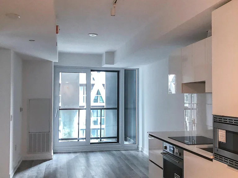 238 Simcoe St — Photo 4