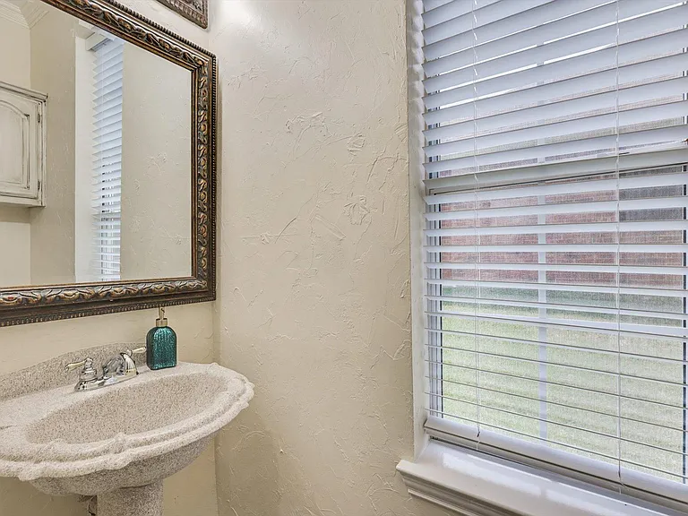 4325 Angelina Dr — Photo 22