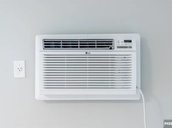 280 Undercliff Avenue image 17 of 23