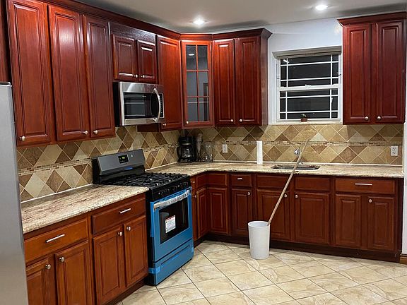 4th image of 2712 Yates Ave #2