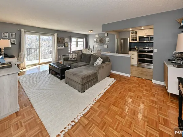 550 Fairview Ave APT 209, Westwood, NJ 07675