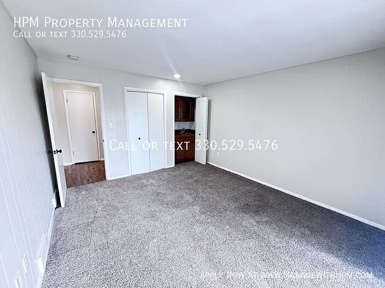 Aristocrat Apartments — Photo 16