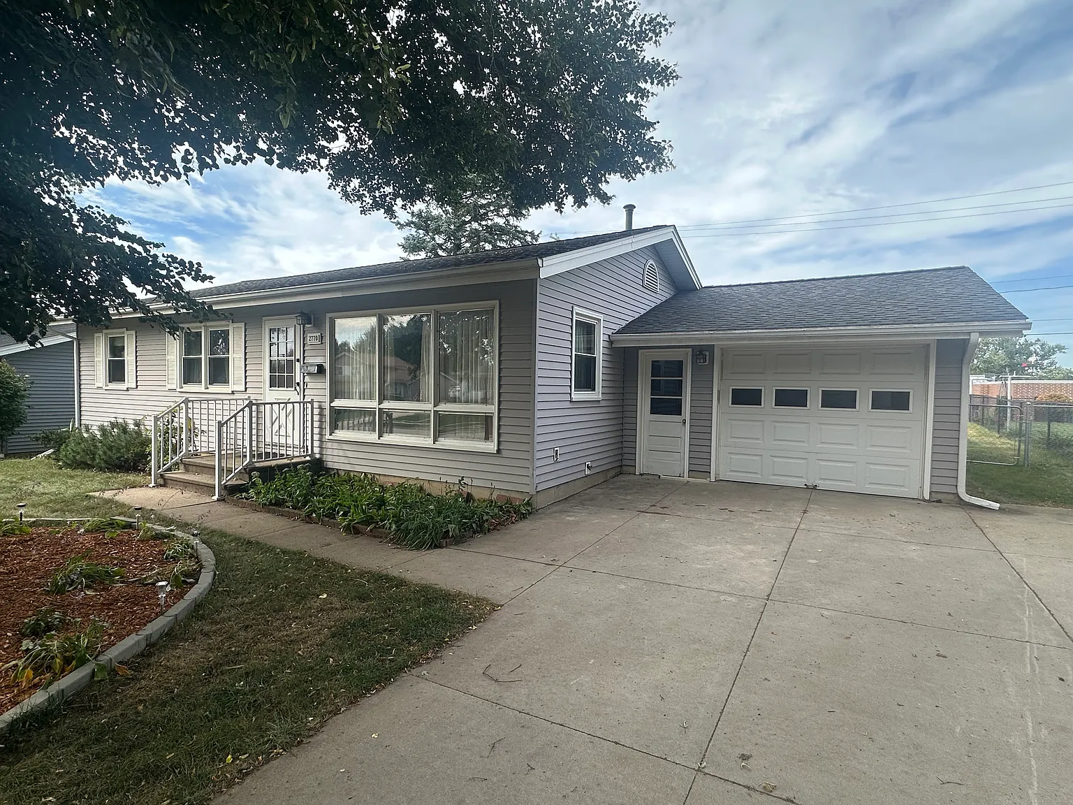 3 bed, 1579 sqft, $1,895 — Photo 1