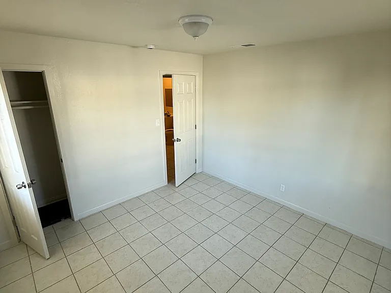 139 W Tyler St #B — Photo 4