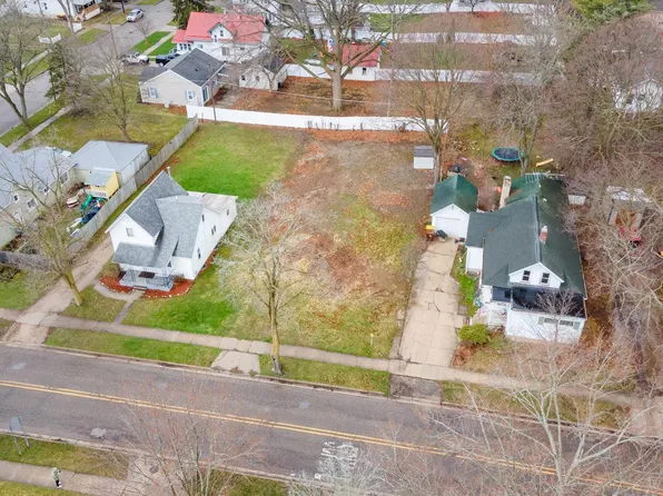 913 Pine Ave, Alma, MI 48801