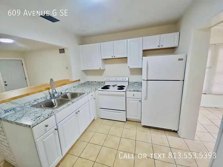 609 Avenue G SE — Photo 3