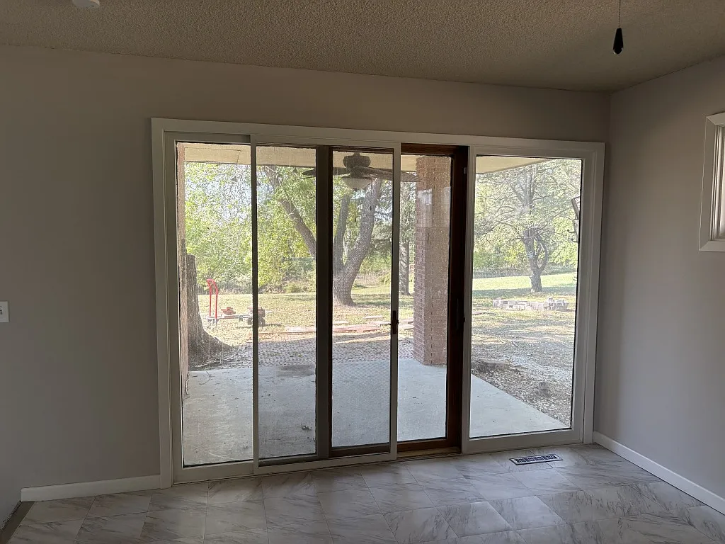 3 bed, 1.5 bath, 1292 sqft, $2,200 — Photo 2