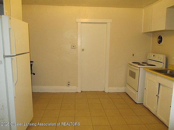 2nd image of 606 Baker St