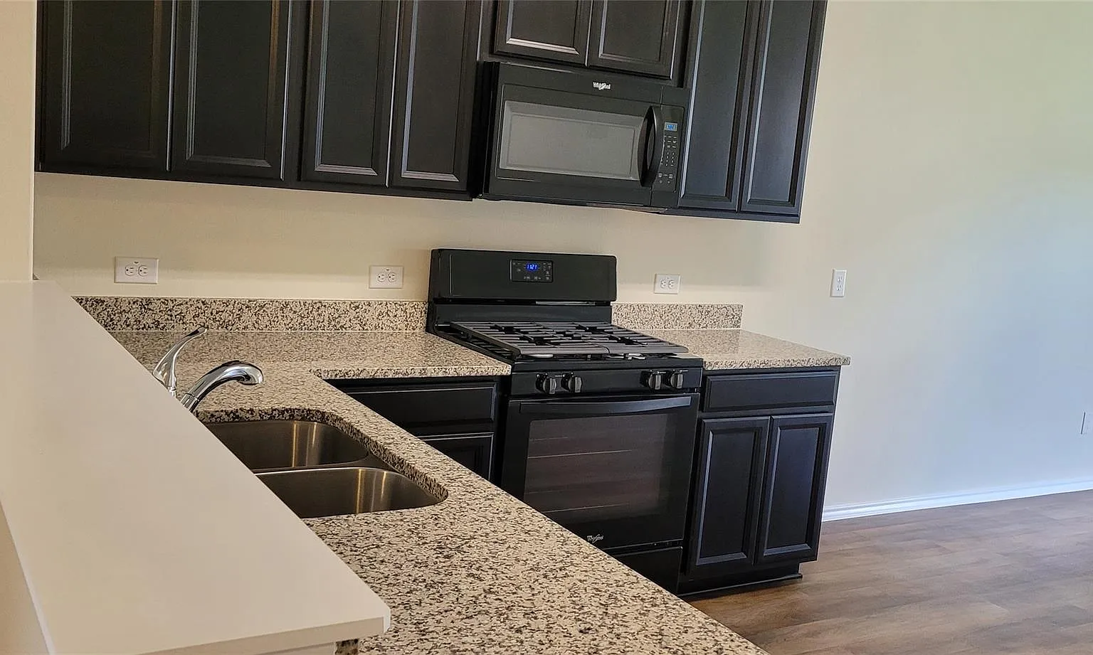 3 bed, 2.0 bath, 1500 sqft, $2,150 — Photo 4