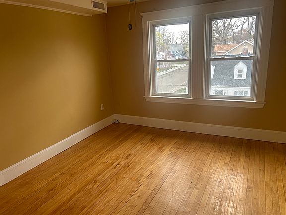 3rd image of 118 Longwood Ave APT 3