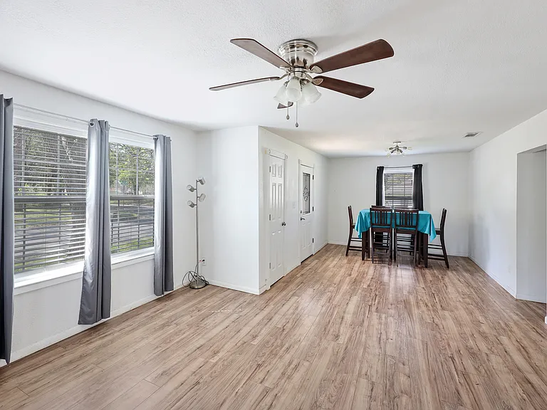 1130 W Day St — Photo 3