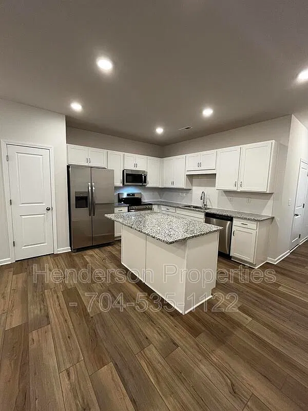 3 bed, 2.5 bath, 1443 sqft, $2,300 — Photo 1