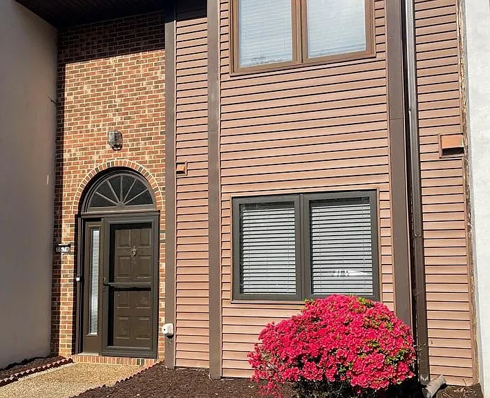 163 Windsor Castle Dr #B — Photo 1