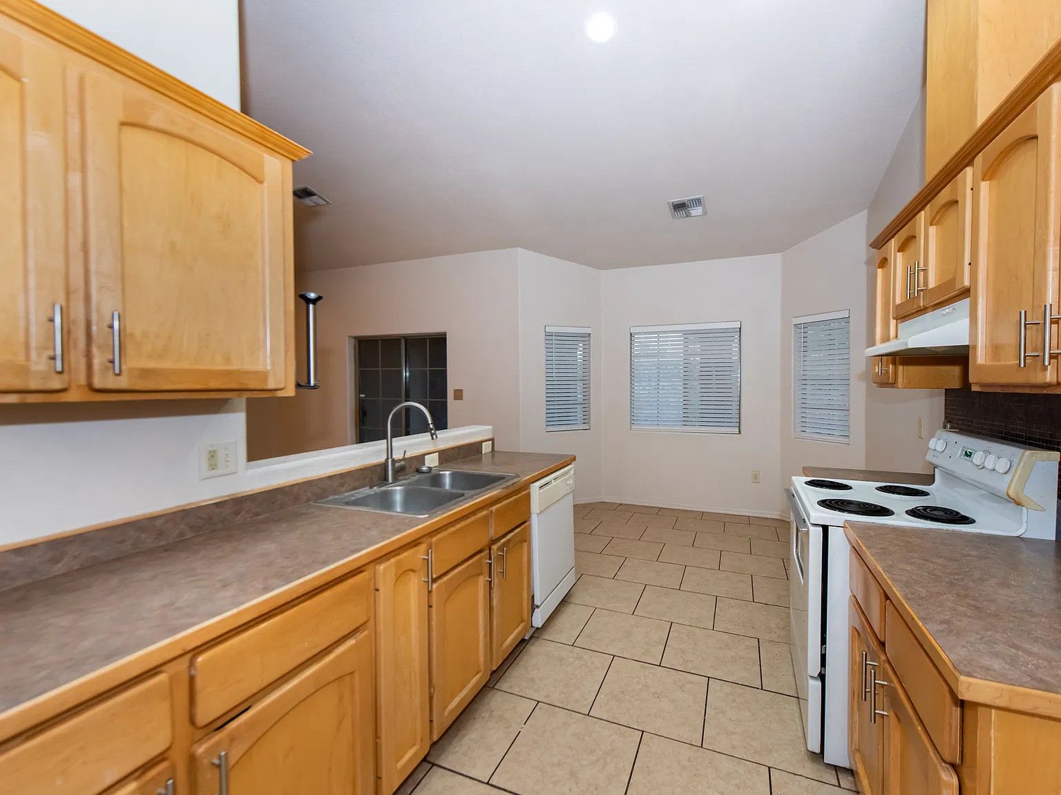 4 Bed 2 Bath Rental in Yuma AZ! — Photo 4